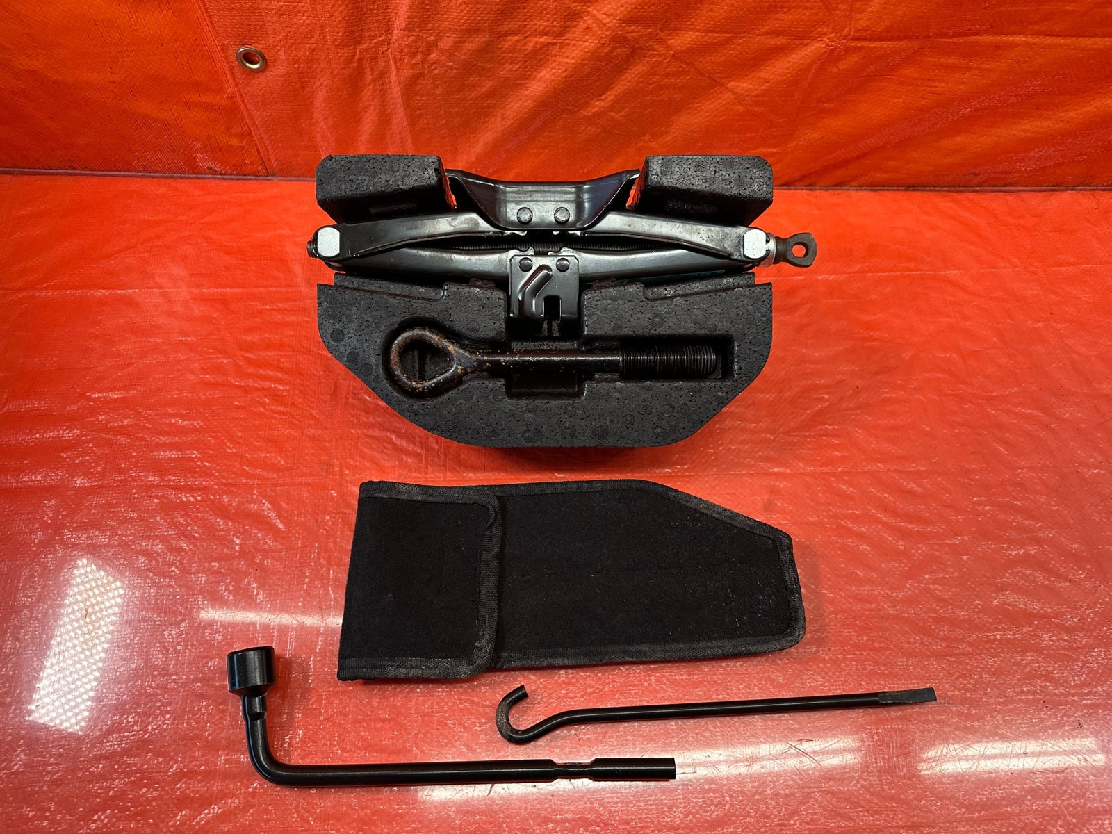 13 16 HYUNDAI GENESIS COUPE   SPARE TIRE TOOL KIT W/ SCISSOR JACK & ALL OEM #2199