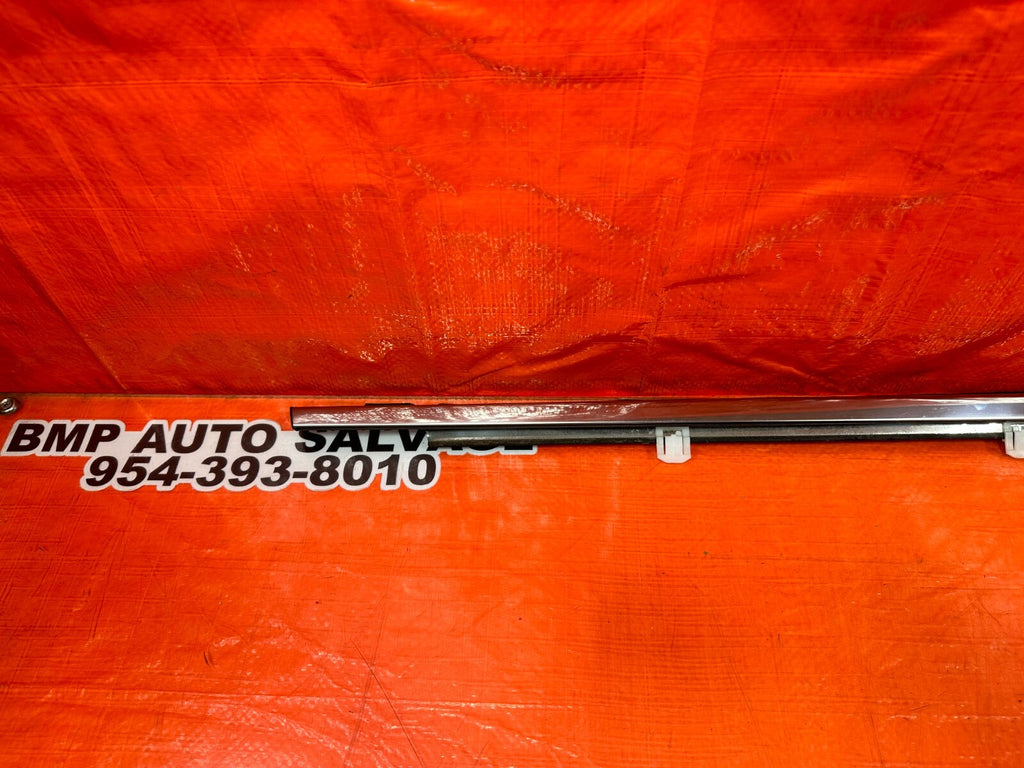 08 12 HONDA ACCORD SEDAN   PASSENGER RIGHT FRONT EXTERIOR GLASS TRIM   OEM 2515
