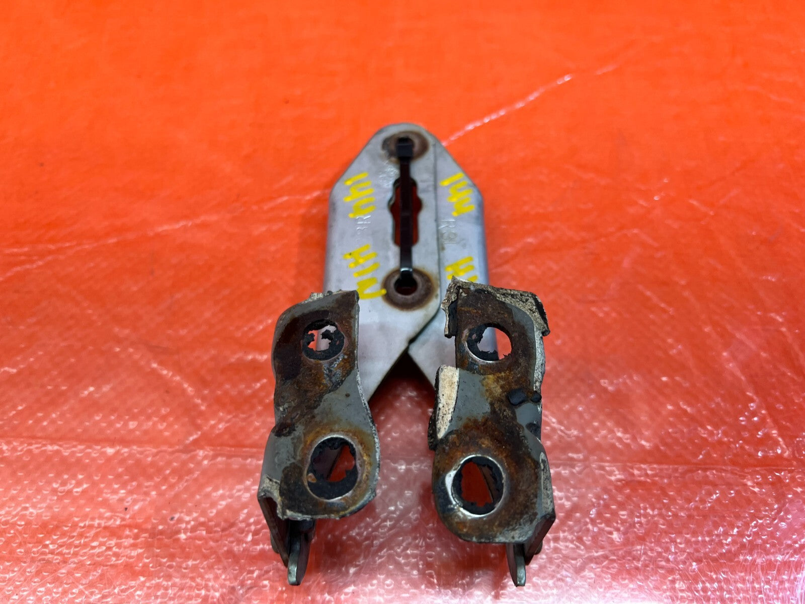 94 01 ACURA INTEGRA   HOOD HINGE SET LEFT AND RIGHT   WHITE COLOR   OEM OE #1445