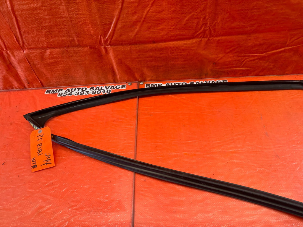 07 12 LEXUS ES350   PASSENGER RIGHT FRONT WINDOW GLASS RUN CHANNEL   OEM #2448