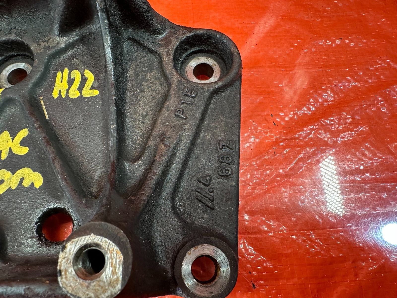 95 98 HONDA ODYSSEY   HVAC AIR CONDITIONING AC COMPRESSOR PUMP BRACKET   OEM 1937