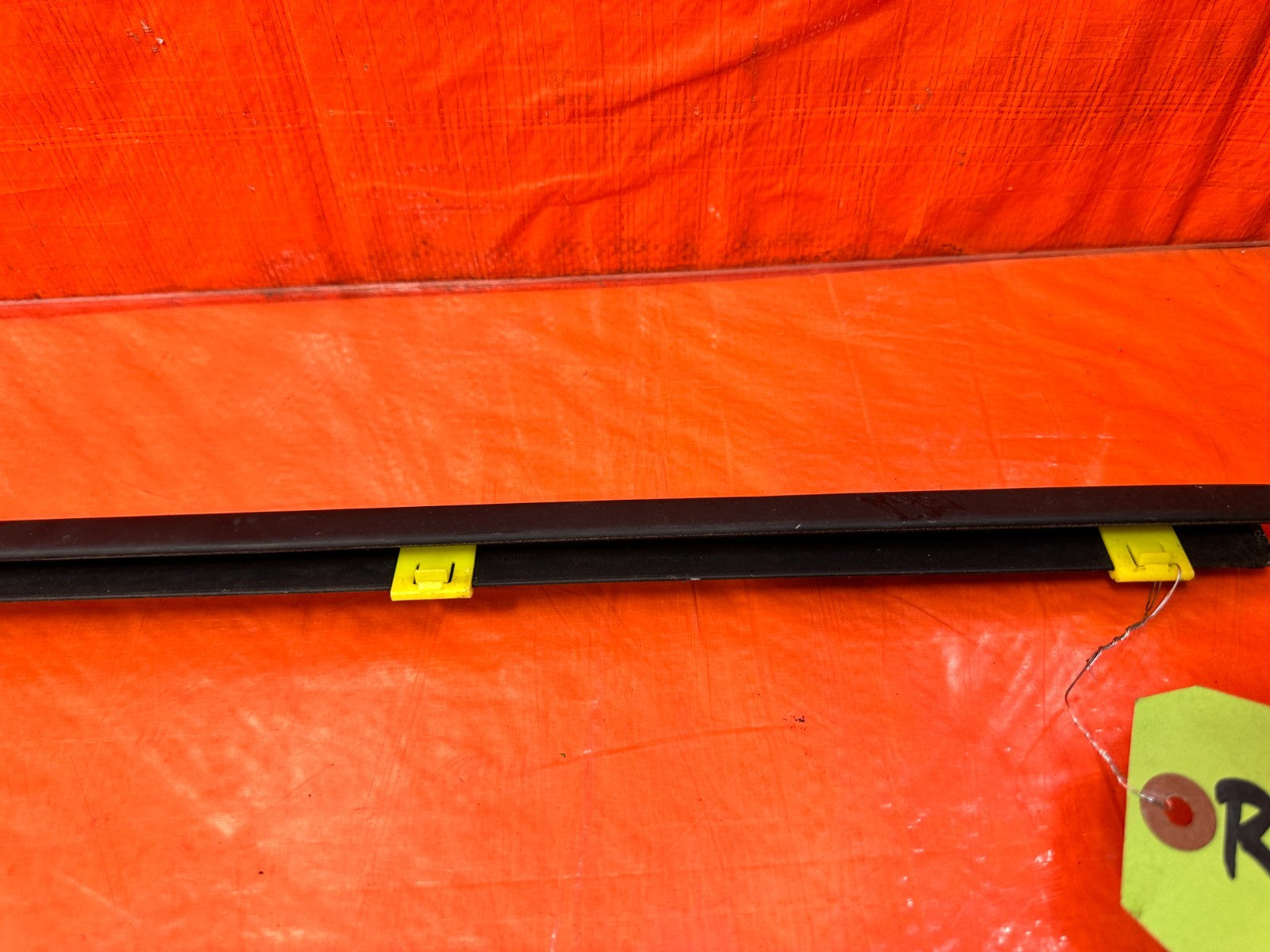 10 16 HYUNDAI GENESIS COUPE   PASSENGER RIGHT EXTERIOR WINDOW GLASS TRIM OEM 2992