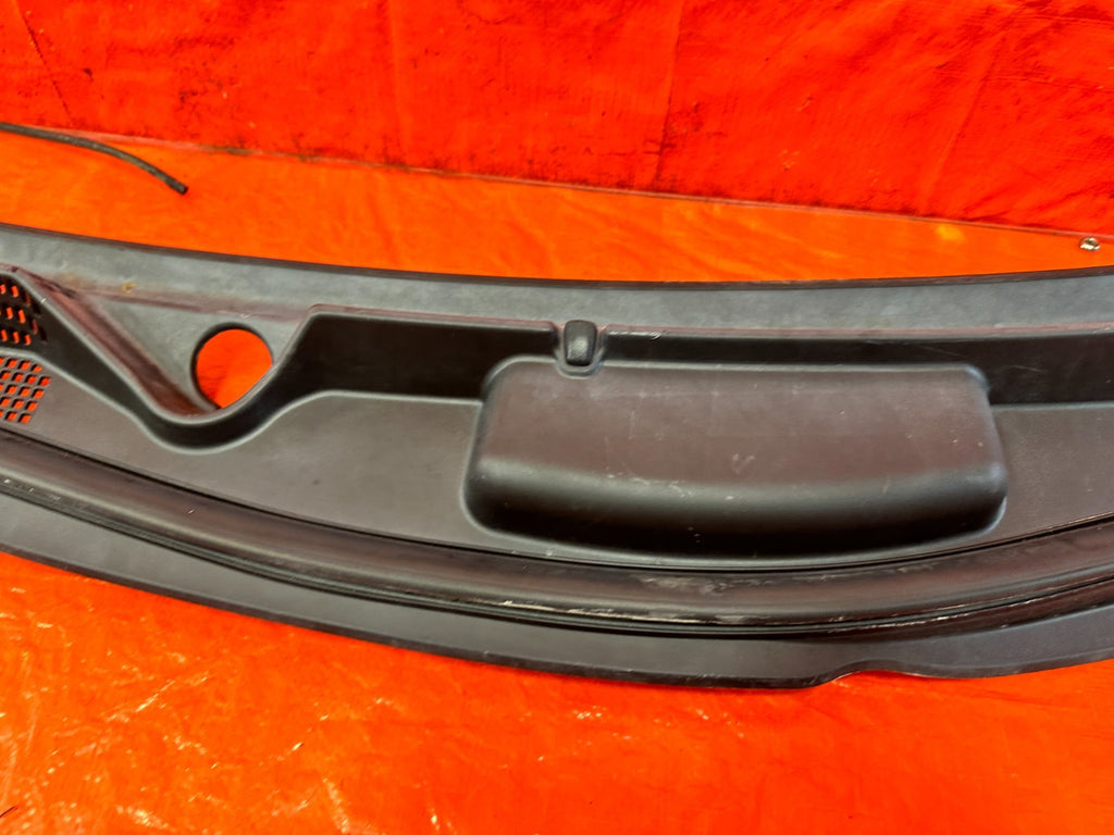 10 12 HYUNDAI GENESIS 2D COUPE   WINDSHIELD WIPER COWL   86150 2M000   OEM #2993