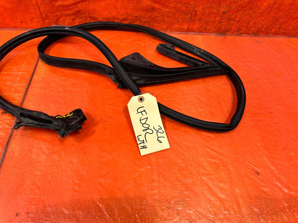 10 16 HYUNDAI GENESIS COUPE LEFT LOWER DOOR WEATHER STRIP RUBBER SEAL 3261