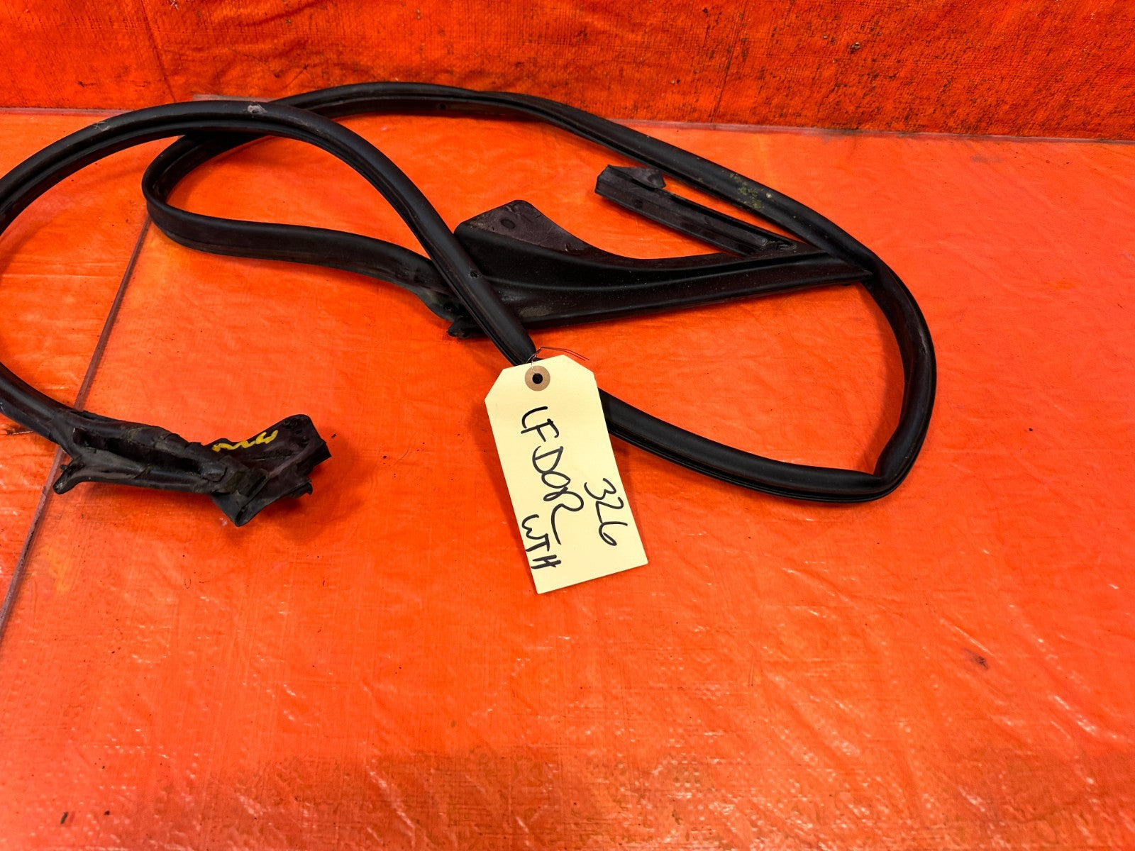 10 16 HYUNDAI GENESIS COUPE LEFT LOWER DOOR WEATHER STRIP RUBBER SEAL 3261
