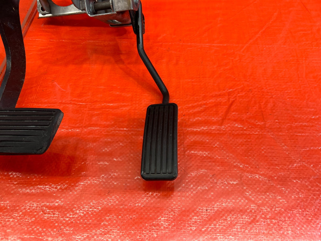 94 01 ACURA INTEGRA   AUTOMATIC TRANSMISSION MODEL   GAS AND BRAKE PEDAL OEM 1783
