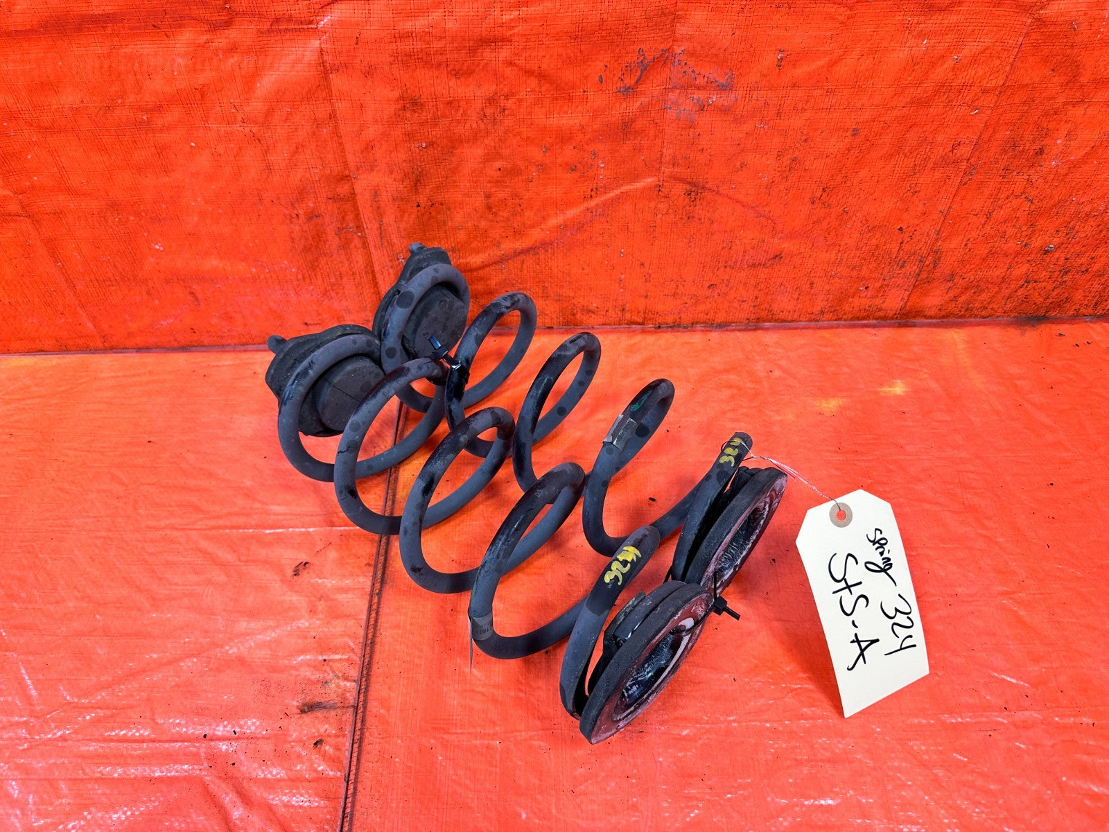 18 22 HONDA ACCORD   LEFT AND RIGHT REAR SPRINGS WITH RUBBER GASKETS OEM 3240