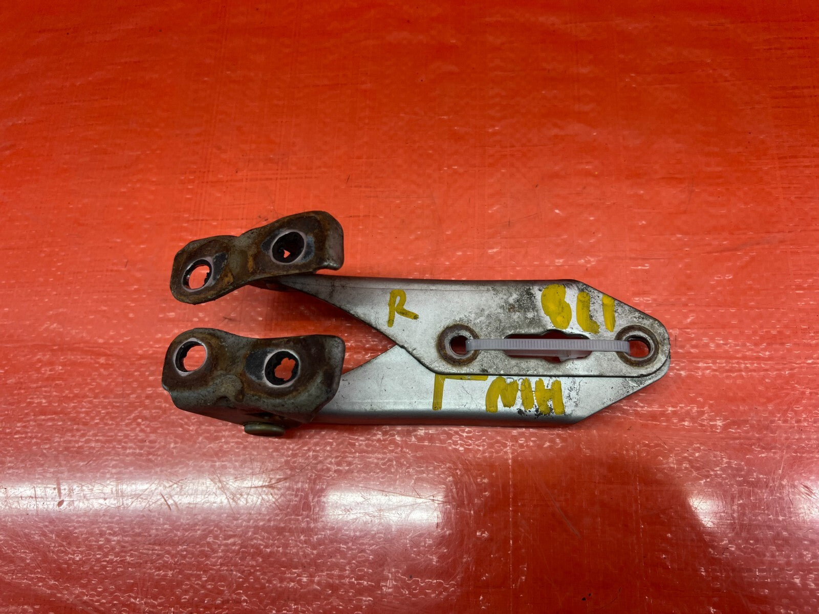 94 01 ACURA INTEGRA   HOOD HINGE SET   LEFT AND RIGHT SILVER COLOR   OEM OE 1787