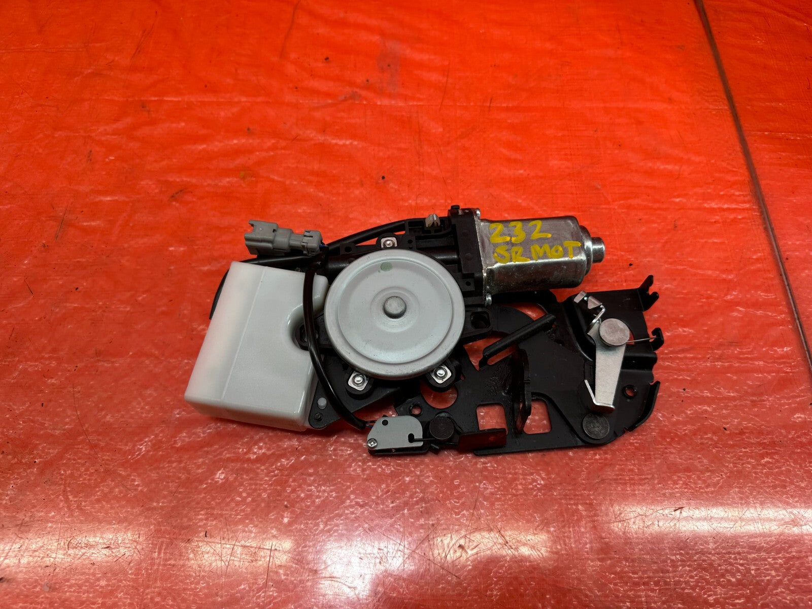 09 13 INFINITI G37 CONVERTIBLE   CNVERTIBLE TOP TRUNK LATCH MOTOR   OEM #2320