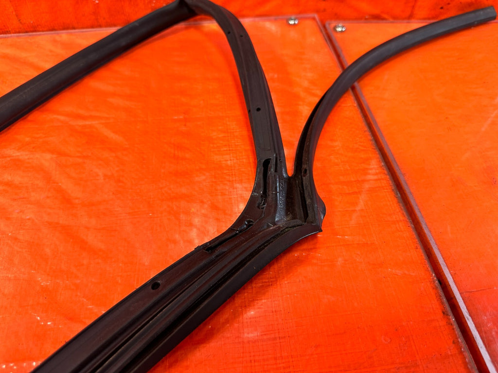 04 08 ACURA TSX   LEFT REAR   DOOR TO CHASSIS WEATHER STRIP OPEN TRIM OEM #29113