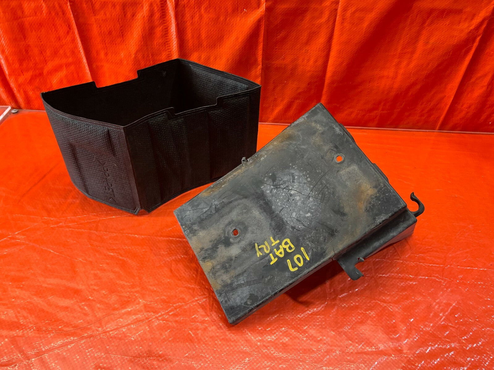 04 06 ACURA TL   BATTERY TRAY BOX SHIELD PLASTIC TRIM   OEM FACTORY #1076