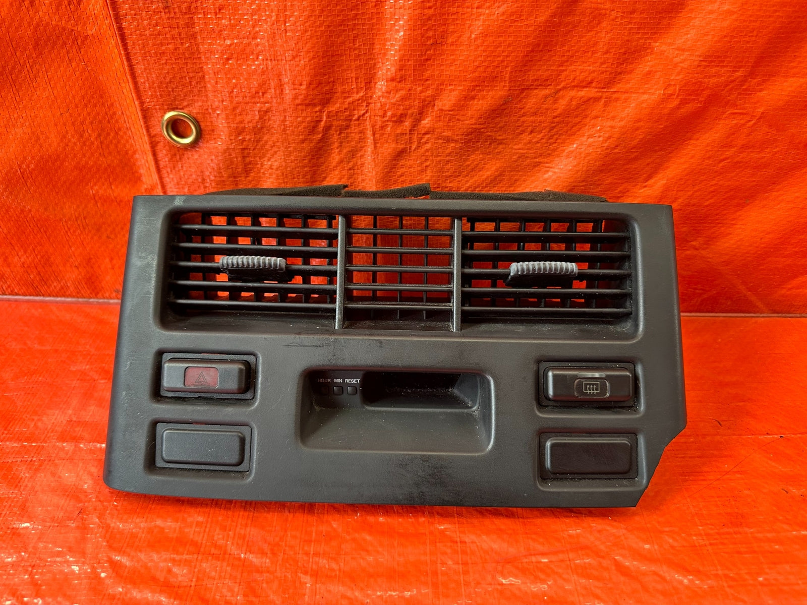 95 98 HONDA ODYSSEY   CENTER AC VENT W/ HAZARD & DEFROST SWITCH & CLOCK OEM #19314