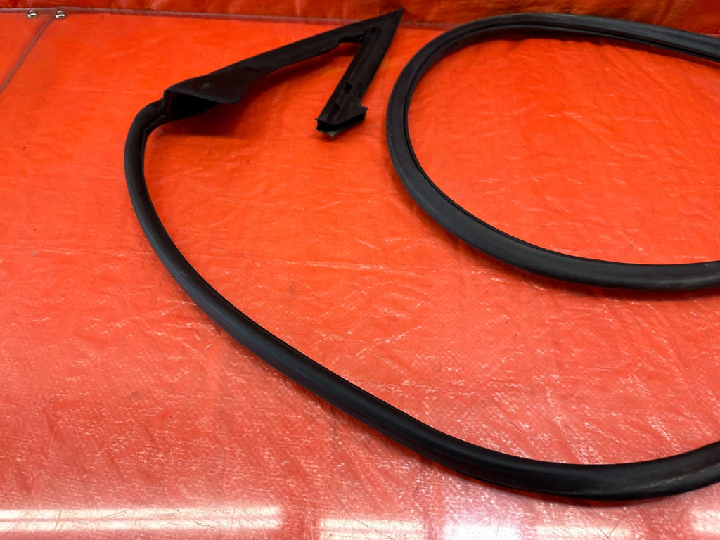 10 16 HYUNDAI GENESIS COUPE RIGHT LOWER DOOR WEATHER STRIP RUBBER SEAL 21911