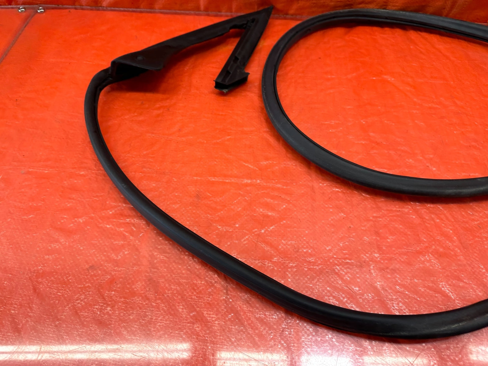 10 16 HYUNDAI GENESIS COUPE RIGHT LOWER DOOR WEATHER STRIP RUBBER SEAL 21911