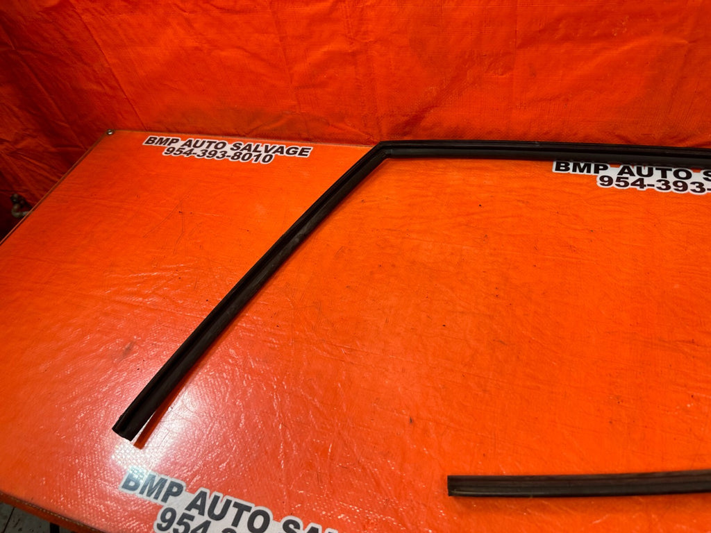 06 11 CIVIC 4D SEDAN   DRIVER LEFT FRONT WEATHER STRIP RUN CHANNEL OEM #2607