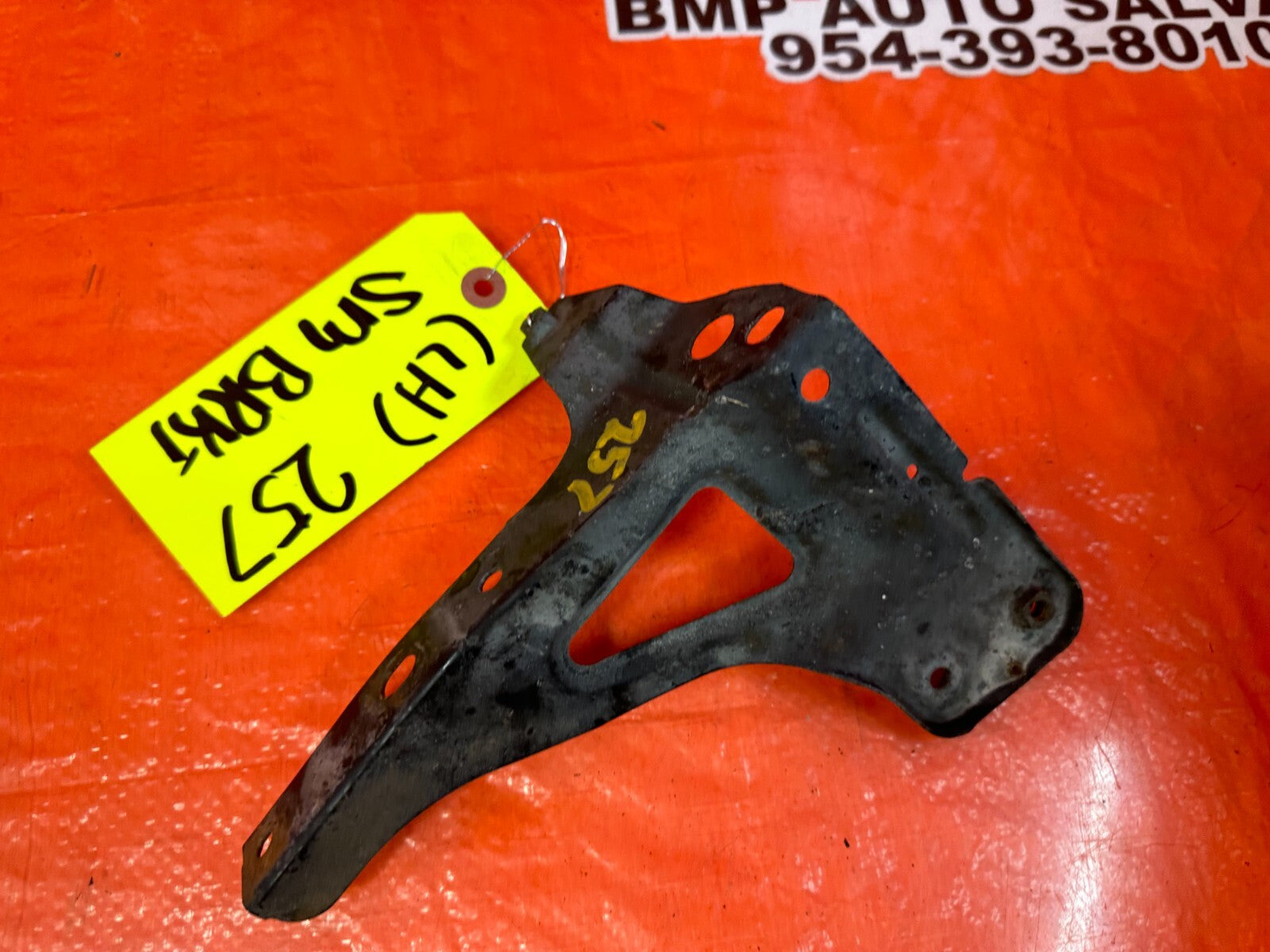 92 95 HONDA CIVIC   FENDER MOUNTING BRACKET SUPPORT BRACE DRIVER LEFT   OEM 2574