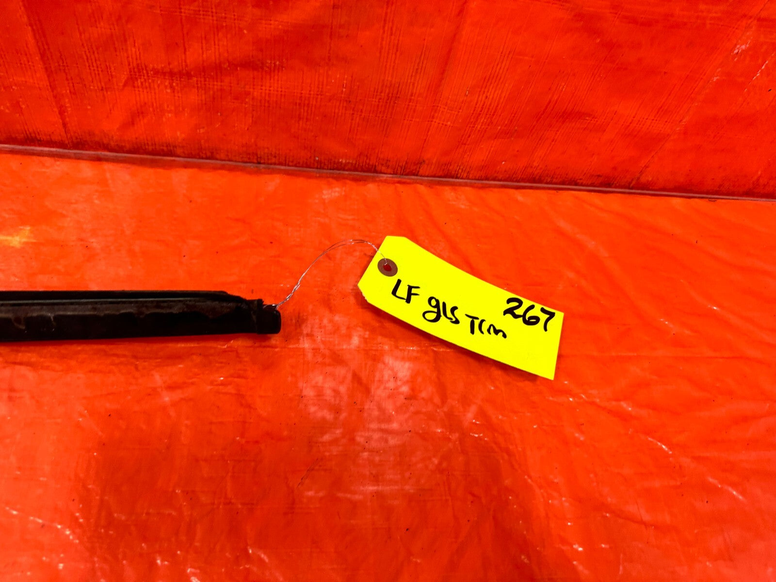 90 97 MAZDA MX 5 MIATA   DRIVER LEFT EXTERIOR WINDOW GLASS TRIM   OEM #2674
