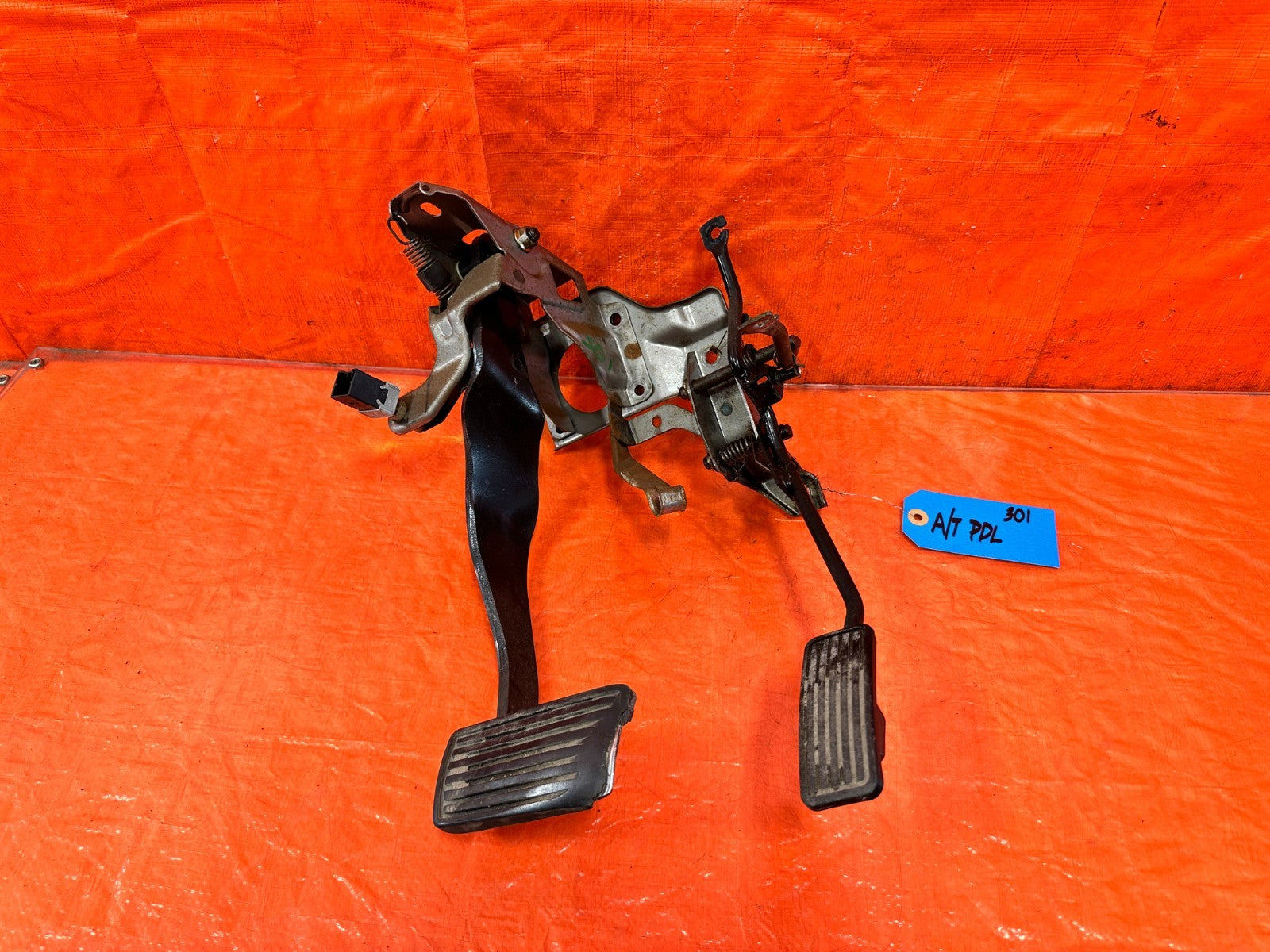 97 01 HONDA CR V CRV   AUTOMATIC   GAS PEDAL BRAKE PEDAL   OEM #3010