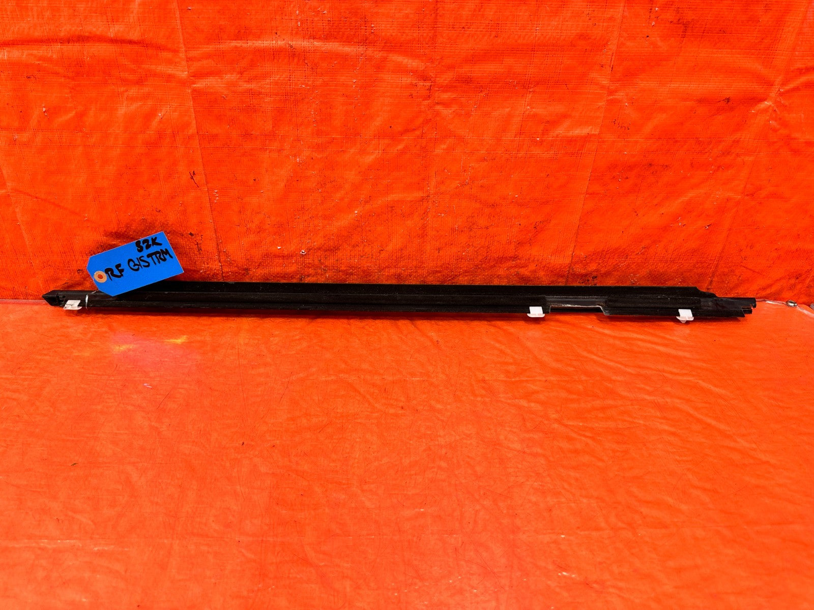 00 09 HONDA S2000   PASSENGER RIGHT FRONT GLASS TRIM DRIP RETAINER   OEM #S2K2