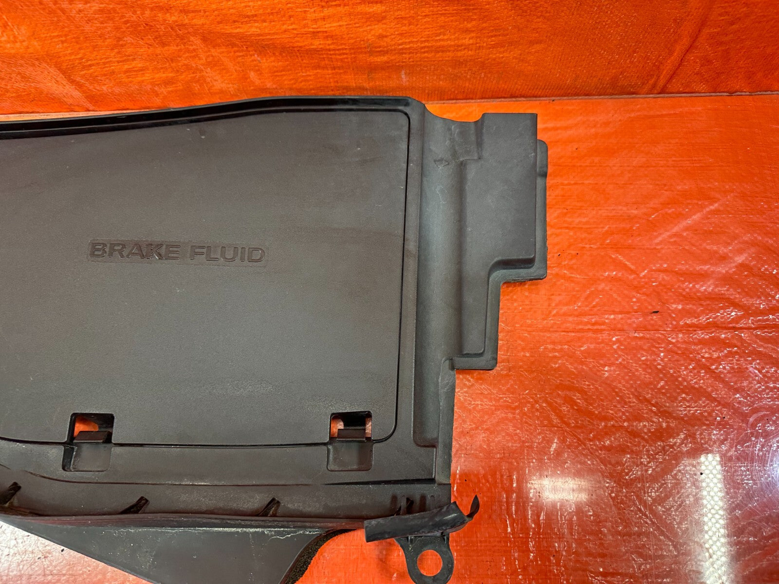 08 15 INFINITI G37 COUPE & CONVERTIBLE   BRAKE FLUID COVER PLASTIC TRIM OEM 2322