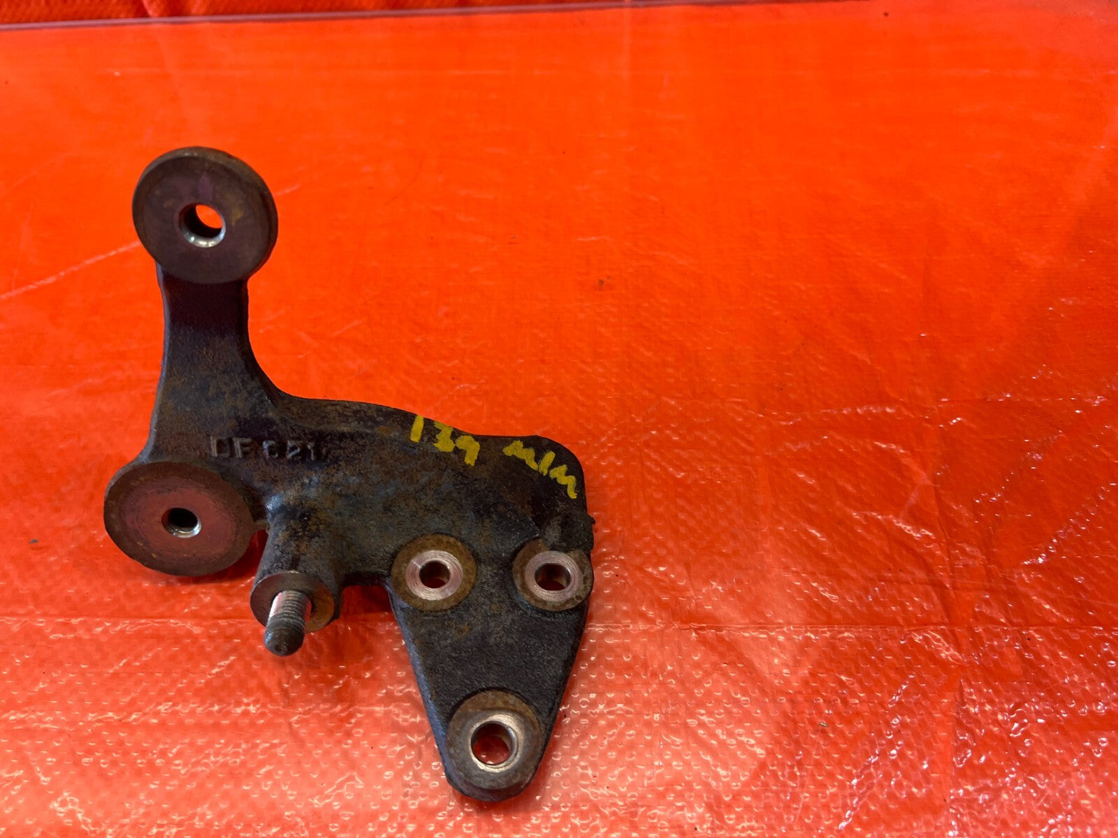 02 06 ACURA RSX   POWER STEERING RACK DRIVER LEFT MOUNTING BRACKET B   OEM #1397