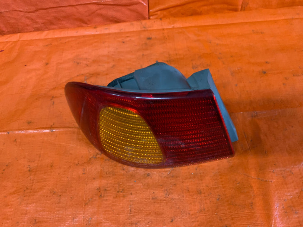 98 02 TOYOTA COROLLA   DRIVER LEFT OUTER TAIL LIGHT LAMP   81560 02070   OEM OE3