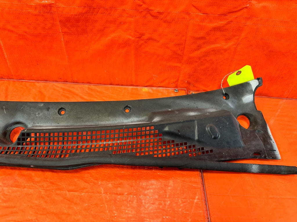 93 97 HONDA DEL SOL  WINDSHIELD WIPER COWL TRIM PLASTIC   OEM FACTORY #27211