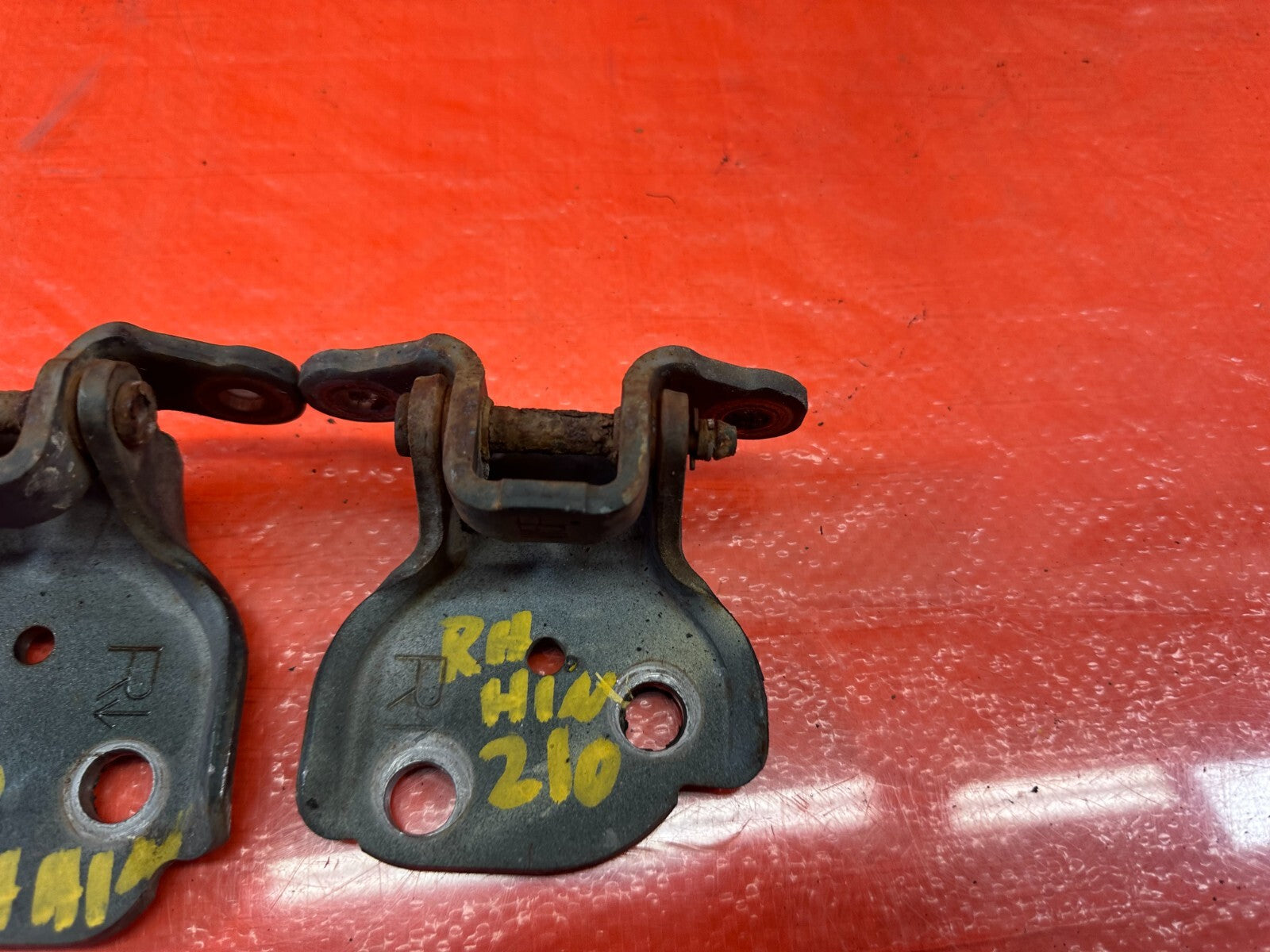 97 01 HONDA PRELUDE   DOOR HINGE SET HINGES   UPPER & LOWER   RIGHT SIDE OEM 2104