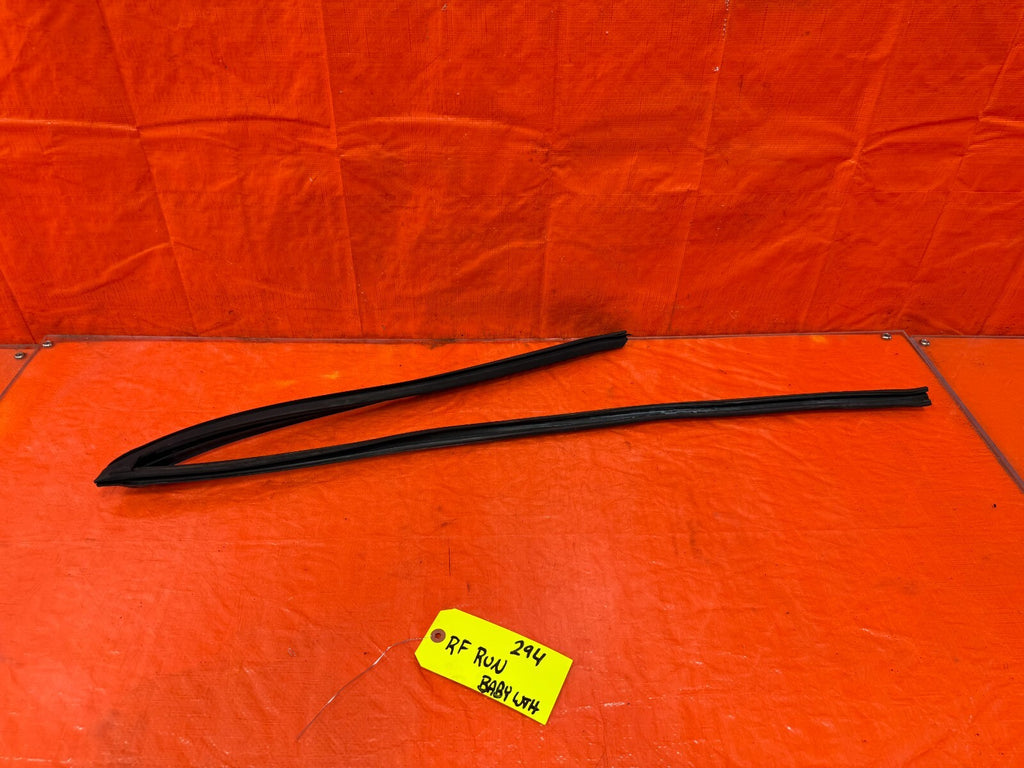 93 97 HONDA DEL SOL   PASSENGER RIGHT FRONT WINDOW GLASS RUN CHANNEL   OEM #2947