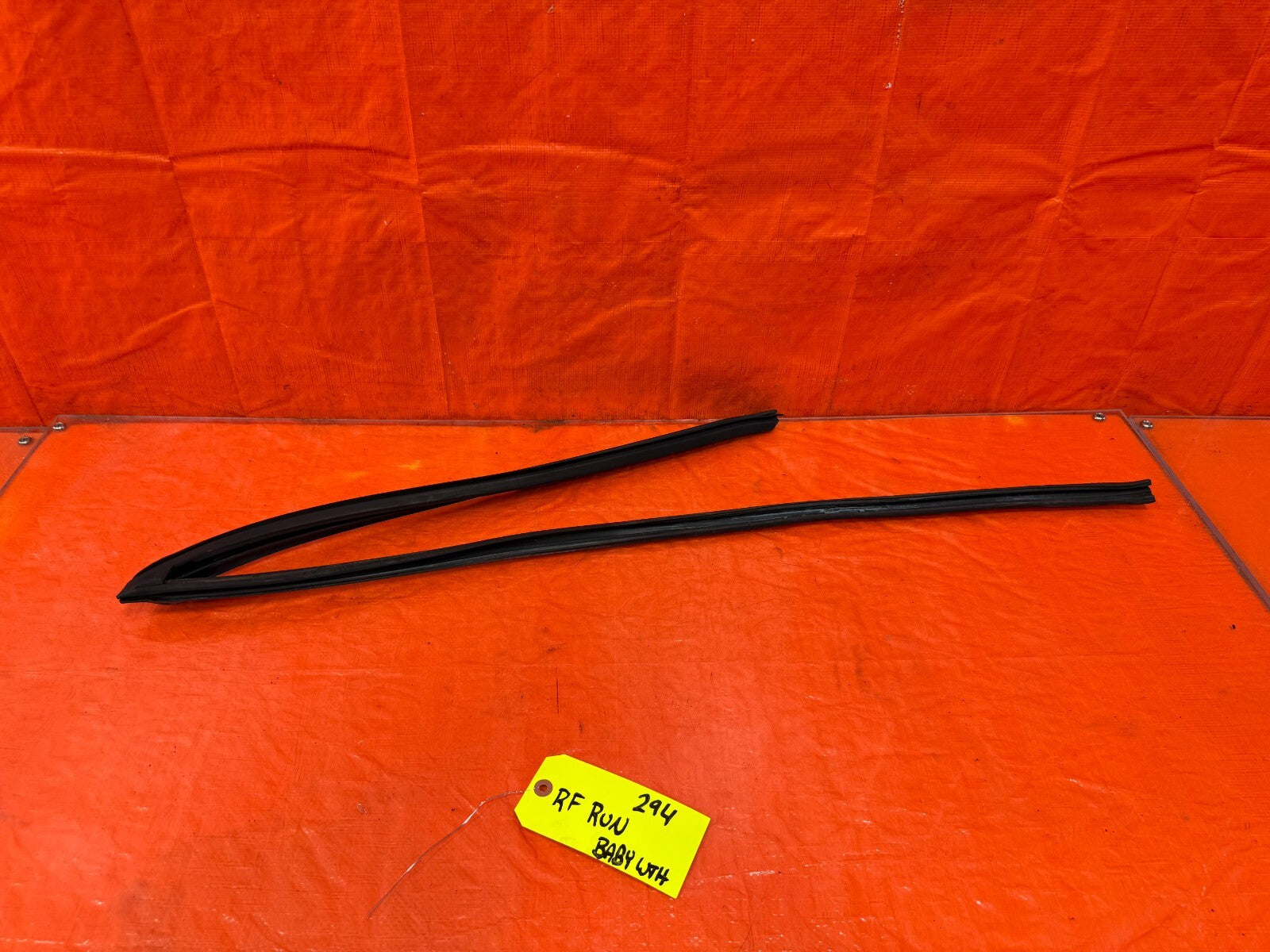 93 97 HONDA DEL SOL   PASSENGER RIGHT FRONT WINDOW GLASS RUN CHANNEL   OEM #2947