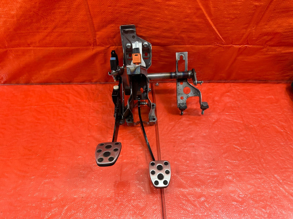 15 21 SUBARU WRX & STI   PEDAL SET   BRAKE & CLUTCH PEDALS   OEM 1800