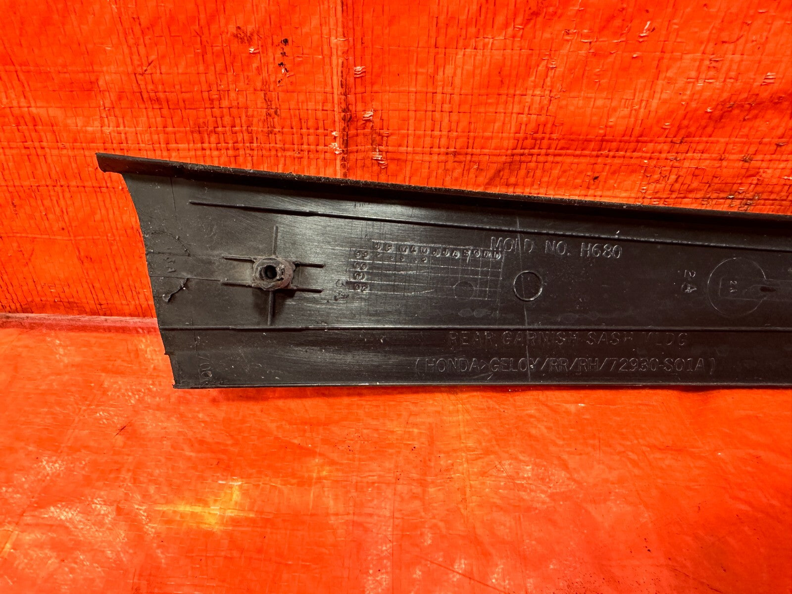 96 00 HONDA CIVIC   SEDAN PASSENGER RIGHT REAR DOOR SASH TRIM MOLDING   OEM 2974