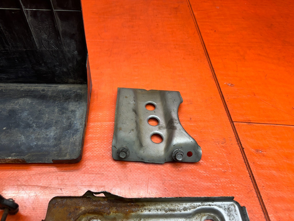 97 01 HONDA PRELUDE 2.2L BATTERY TRAY HOLD DOWN MOUNT BRACKET BASE OEM #3355
