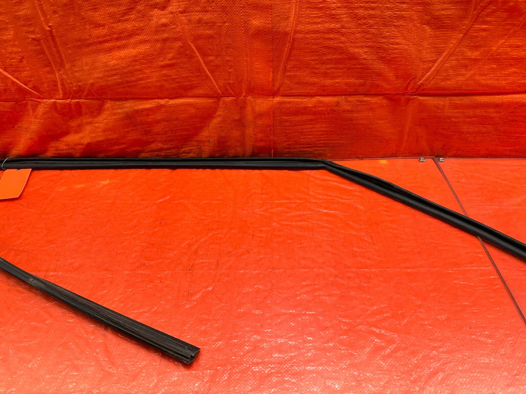 08 12 HONDA ACCORD SEDAN   RIGHT FRONT WINDOW GLASS RUN CHANNEL OEM #2393