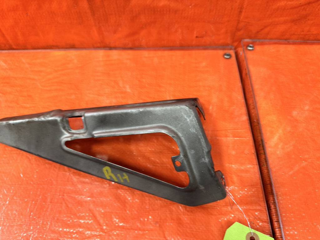 00 09 HONDA S2000 PASSENGER RIGHT TRIANGLE FENDER TO HEADLIGHT BRACKET OEM 2903