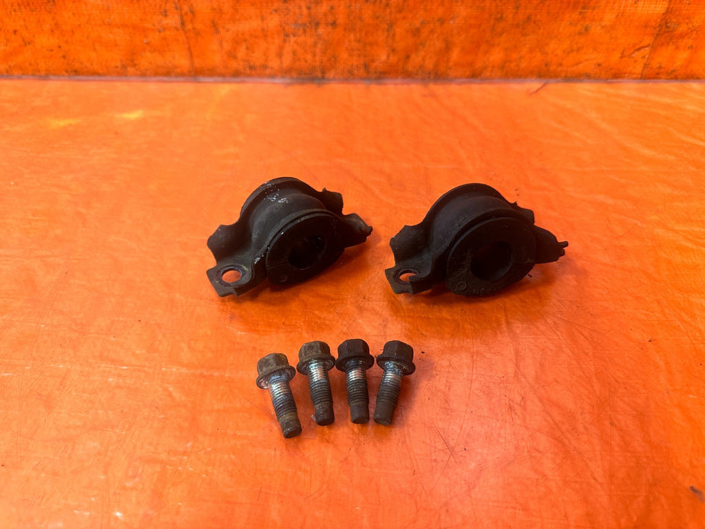 08 15 INFINITI G37 & Q60 COUPE   LEFT & RIGHT REAR SWAY BAR BRACKETS   OEM #3291