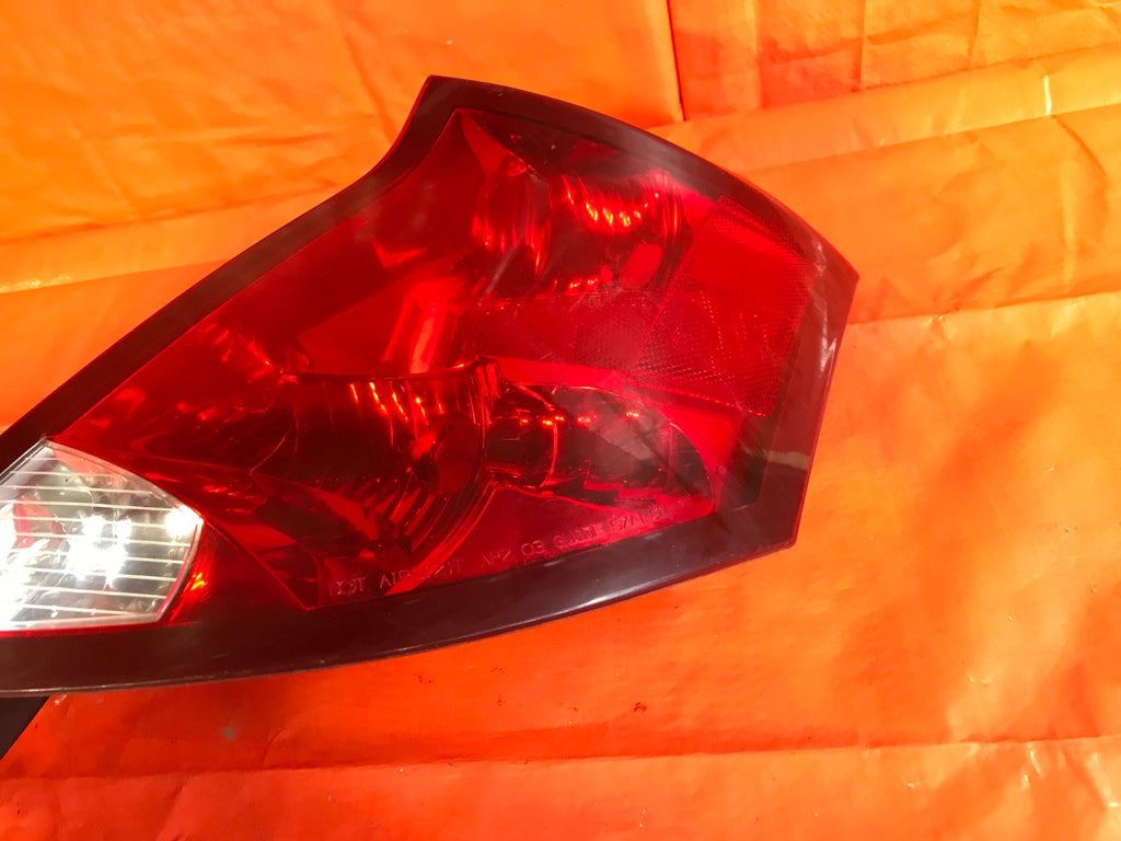 OEM 2003 2004 03 04 SATURN ION 4 DOOR SEDAN PASSENGER RIGHT TAIL LIGHT LAMP 4
