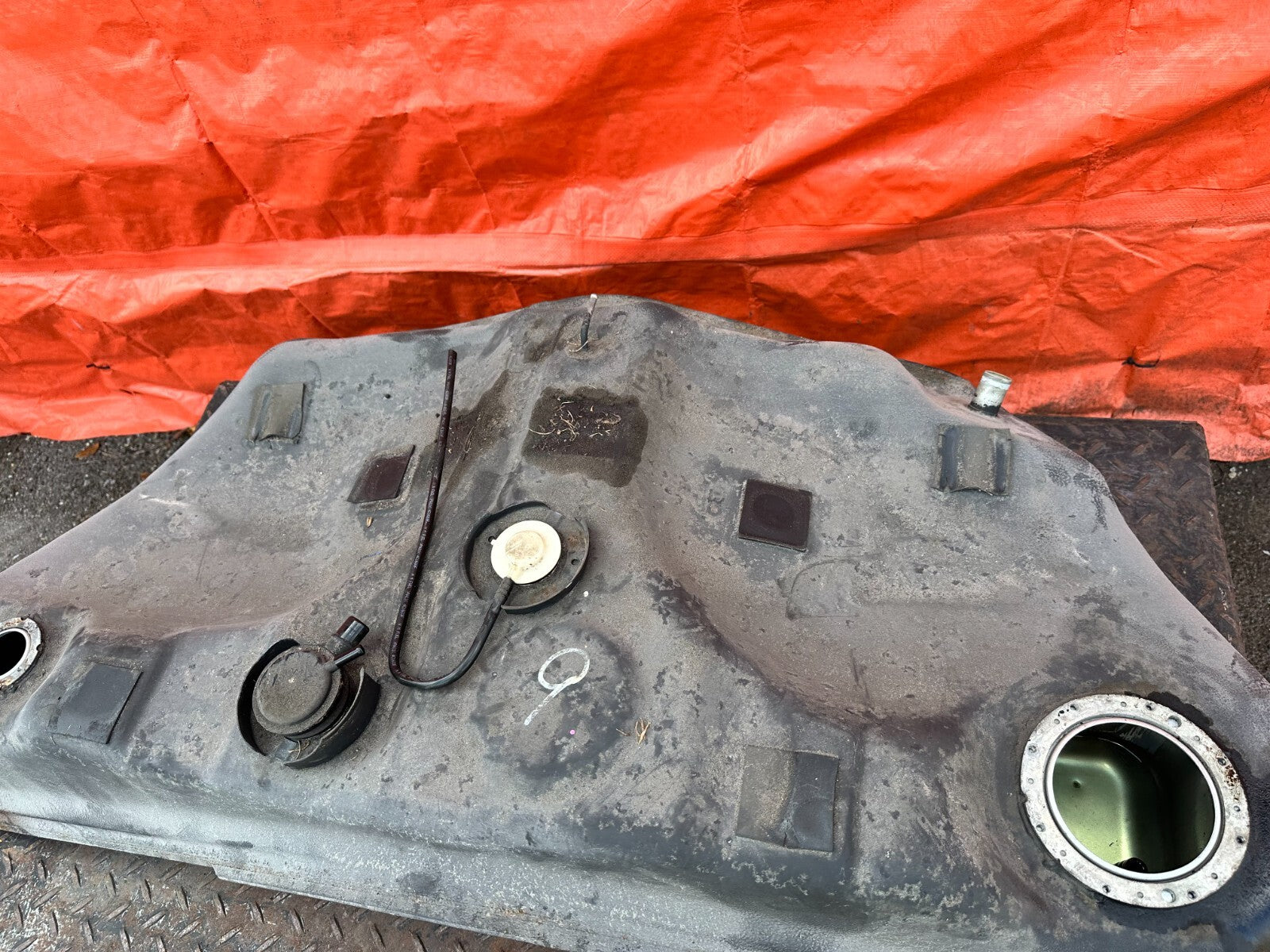 02 05 LEXUS SC430   GASOLINE GAS FUEL TANK ASSEMBLY   FL CAR   NO RUST   OEM 2884
