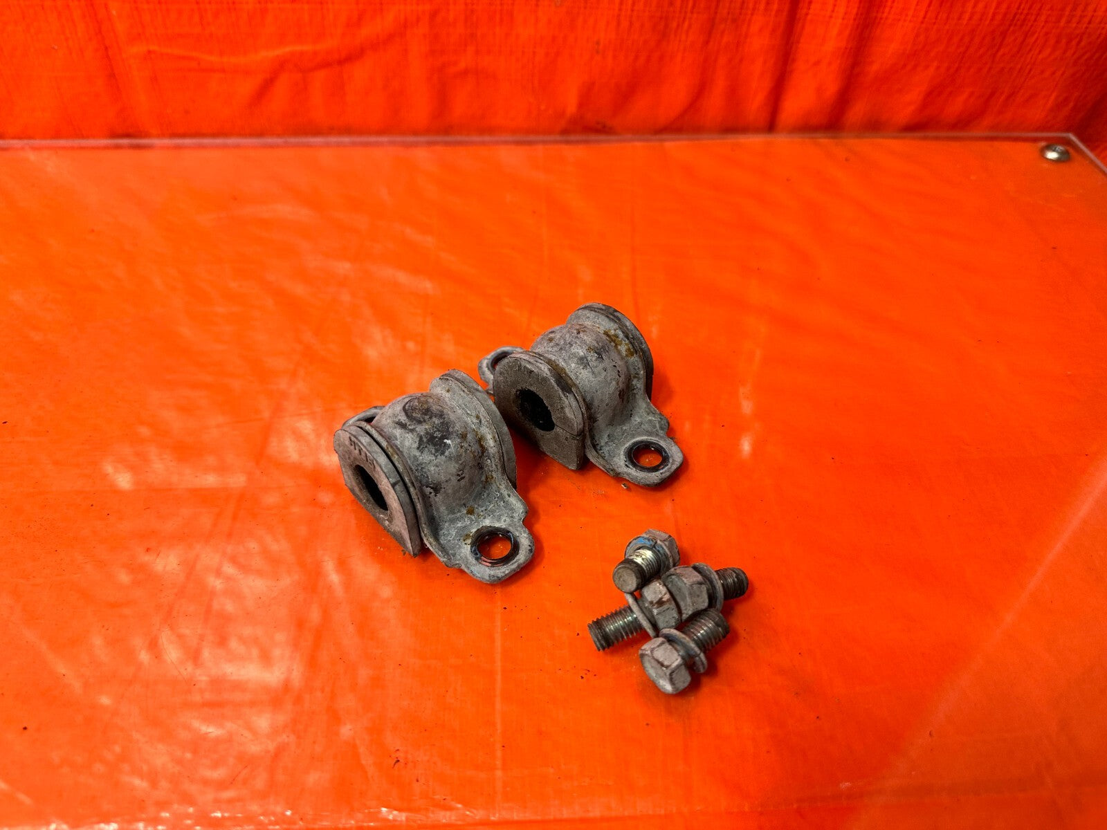 04 08 ACURA TSX   LEFT & RIGHT REAR SWAY BAR BRACKETS & BUSHINGS   OEM #2750