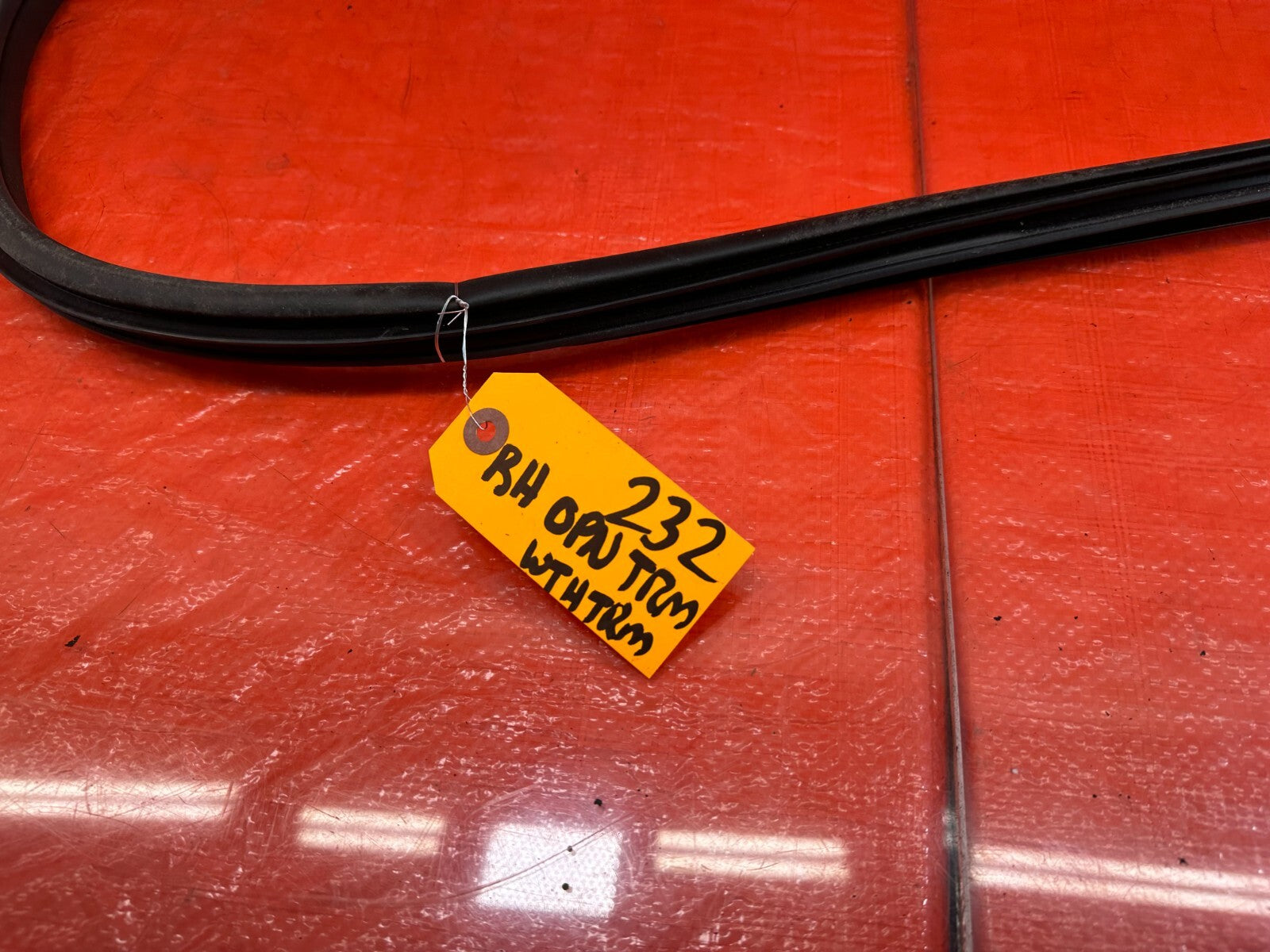 09 15 INFINITI G37 CONVERTIBLE RIGHT CHASSIS TO DOOR OPEN TRIM RUBBER STRIP #2323