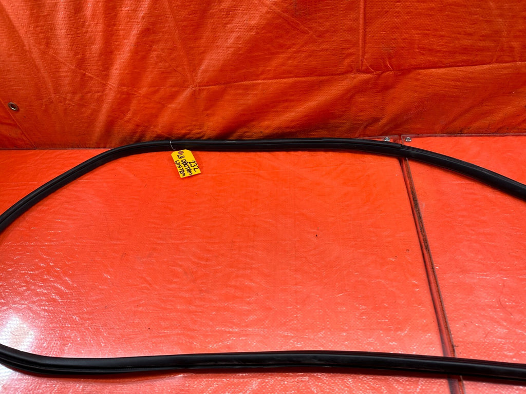 09 15 INFINITI G37 CONVERTIBLE LEFT CHASSIS TO DOOR OPEN TRIM RUBBER STRIP #2323
