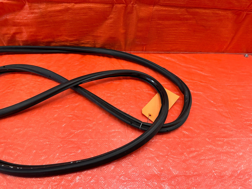 10 16 PORSCHE PANAMERA PASSENGER RIGHT REAR DOOR WEATHER STRIP RUBBER   OEM #659