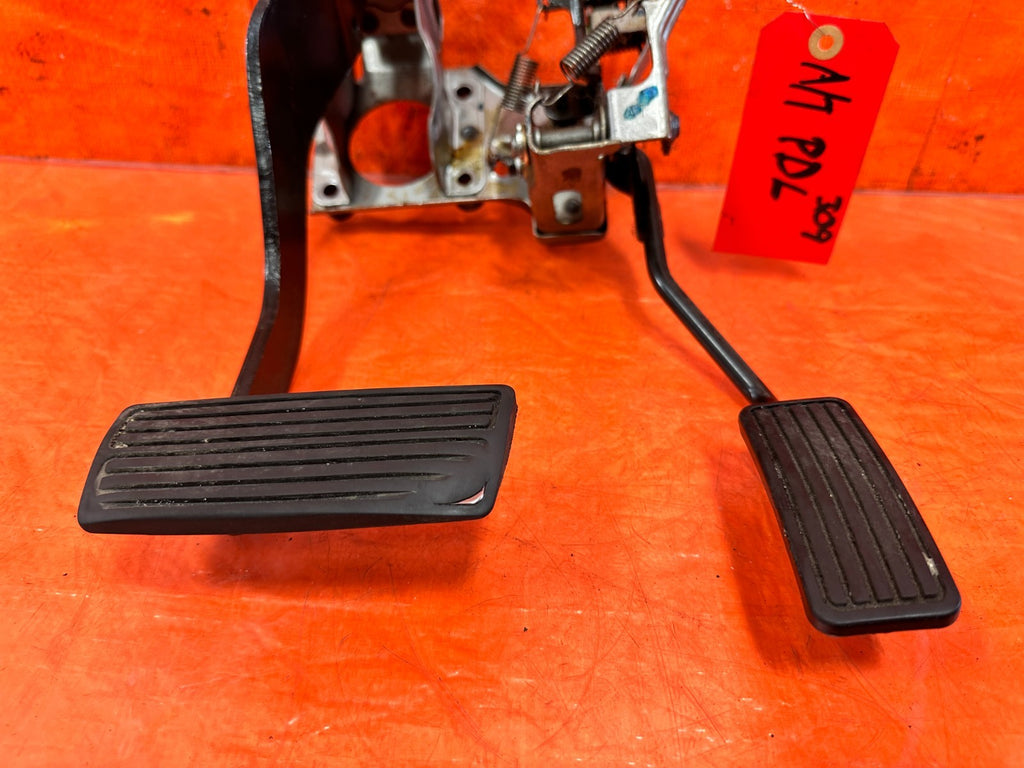 94 01 ACURA INTEGRA   AUTOMATIC TRANSMISSION MODEL   GAS AND BRAKE PEDAL OEM 3092