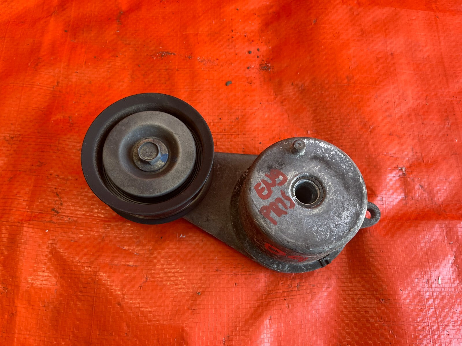 08 10 INFINITI G37 SPORT S COUPE VQ37VHR   IDLER PULLEY W/ BRACKET   OEM FACTORY3