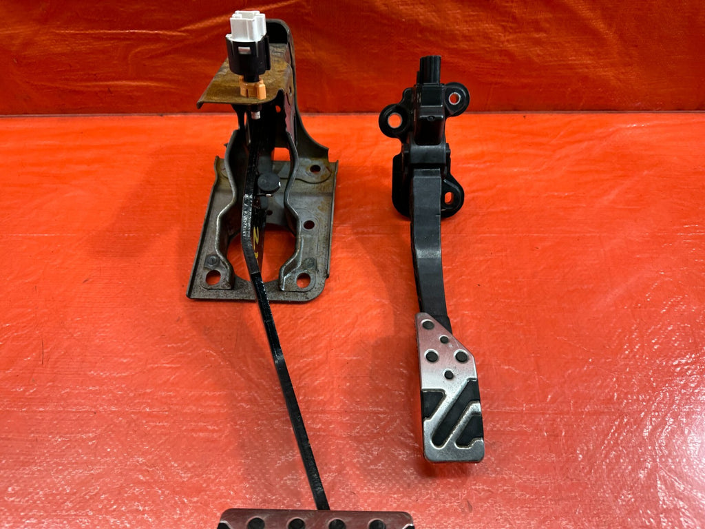 08 15 LANCER EVOLUTION X EVO 10   MR   AUTOMATIC GAS & BRAKE PEDALS   OEM #2177