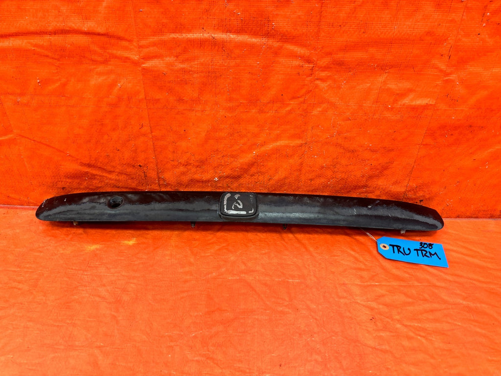 02 05 HONDA CIVIC SI EP3 HATCHBACK   REAR HATCH TAIL GATE LICENSE PLATE TRIM 3080