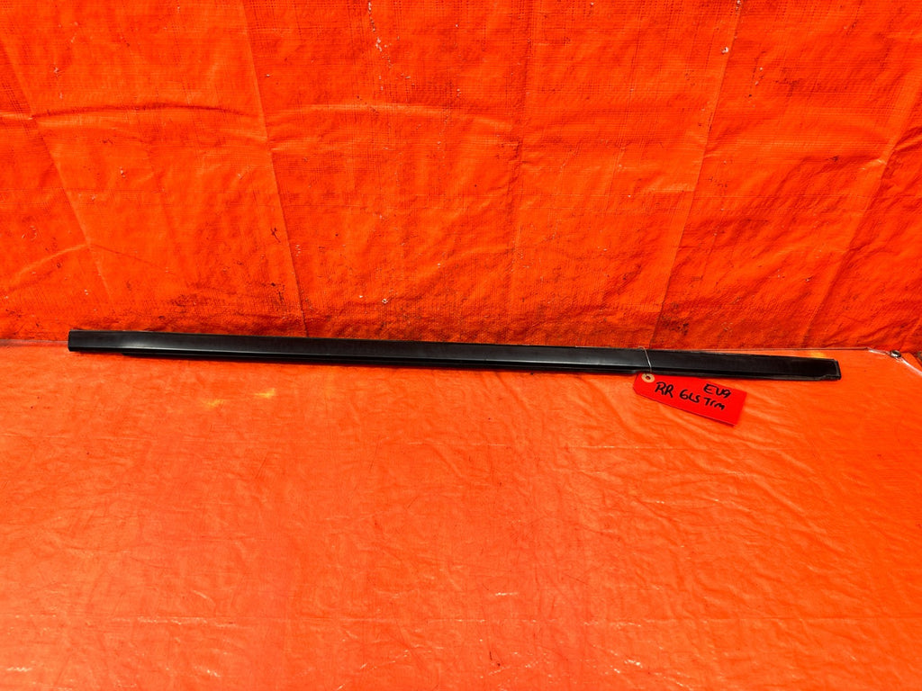 03 05 LANCER EVOLUTION EVO VIII IX 8 9   RIGHT REAR GLASS TRIM DRIP RETAINER EV90