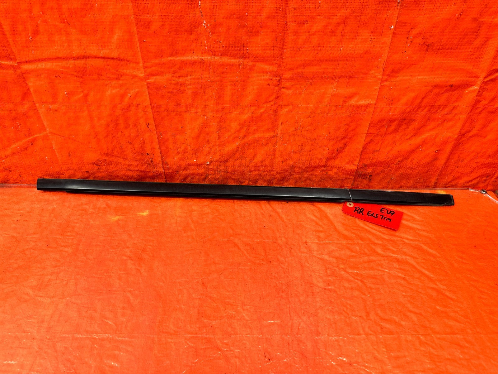 03 05 LANCER EVOLUTION EVO VIII IX 8 9   RIGHT REAR GLASS TRIM DRIP RETAINER EV90
