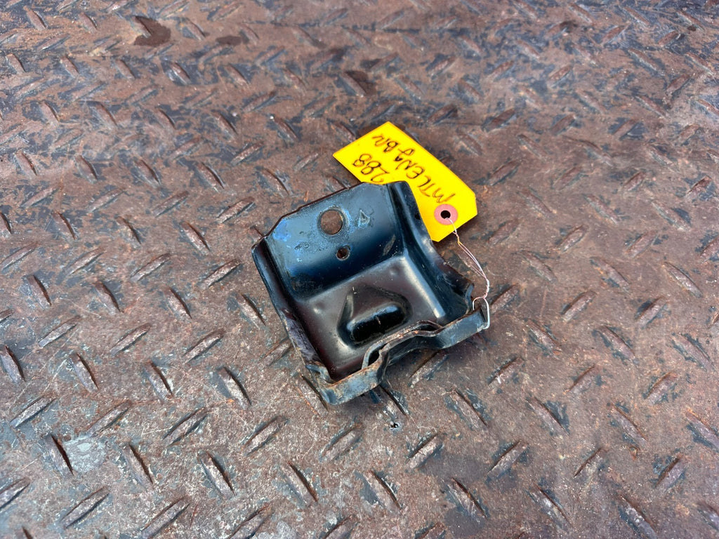 02 10 LEXUS SC430   3UZFE   METAL   ENGINE MOUNTING BRACKET LEFT OR RIGHT OEM 10