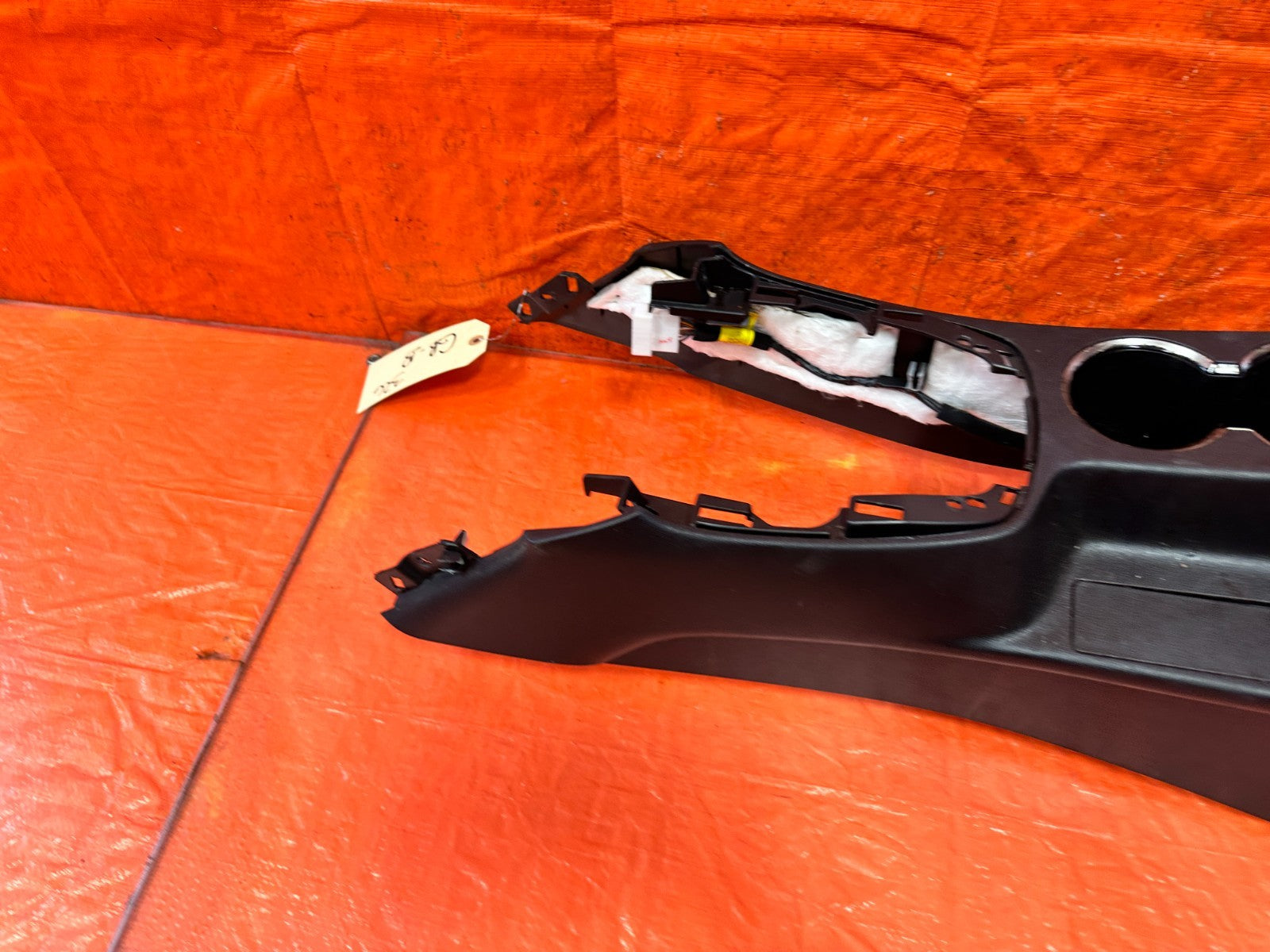 13 16 HYUNDAI GENESIS COUPE   ARM REST / CENTER CONSOLE STORAGE COMPARTMENT 32611